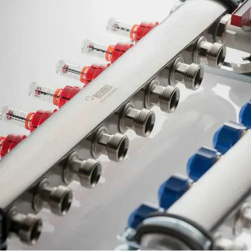 REHAU 13 ağızlı debi göstergeli çelik yerden ısıtma kollektörü.